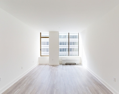 10 Hanover Square - Photo Thumbnail 2