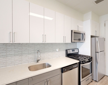 10 Hanover Square - Photo Thumbnail 1