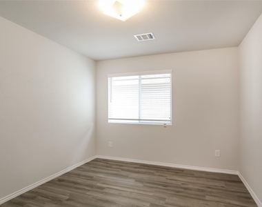 8522 Middleton Oaks Circle - Photo Thumbnail 9