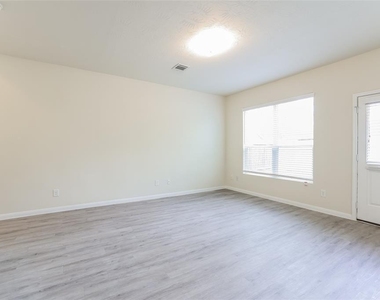 5814 Northern Oak Street - Photo Thumbnail 7