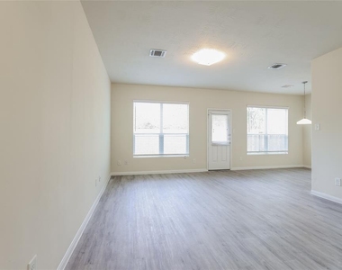 5814 Northern Oak Street - Photo Thumbnail 6