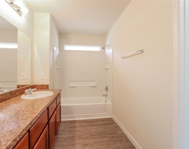 5814 Northern Oak Street - Photo Thumbnail 8