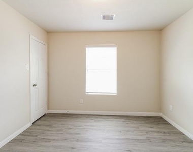 6301 Hogue Street - Photo Thumbnail 9