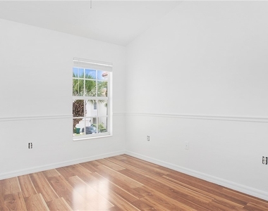880 Hampton Circle - Photo Thumbnail 24