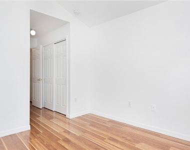 880 Hampton Circle - Photo Thumbnail 28
