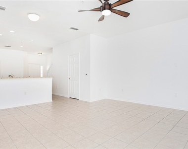 880 Hampton Circle - Photo Thumbnail 12