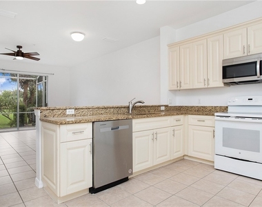 880 Hampton Circle - Photo Thumbnail 6