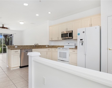 880 Hampton Circle - Photo Thumbnail 2