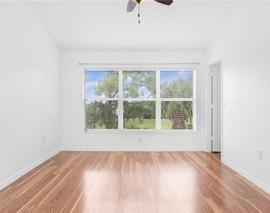 880 Hampton Circle - Photo Thumbnail 19