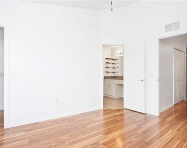 880 Hampton Circle - Photo Thumbnail 21