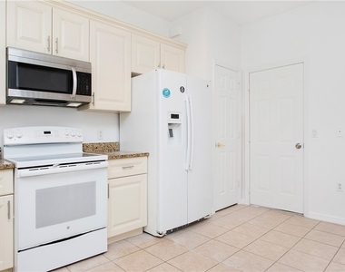 880 Hampton Circle - Photo Thumbnail 5