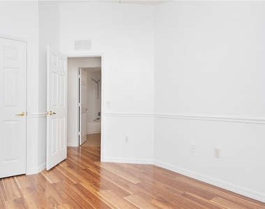 880 Hampton Circle - Photo Thumbnail 25
