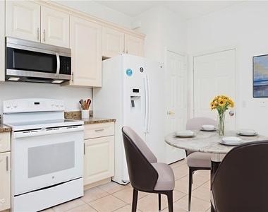 880 Hampton Circle - Photo Thumbnail 4