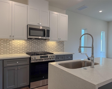 879 Rachel Street - Photo Thumbnail 5