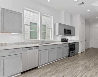 3249 Real St, Unit A - Photo Thumbnail 6