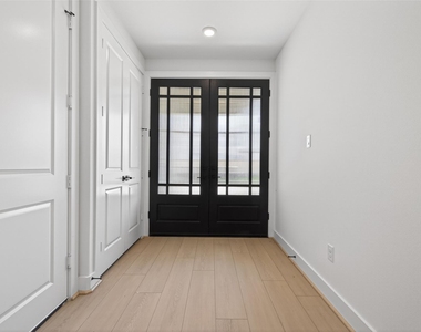 704 Sonfield Drive - Photo Thumbnail 6