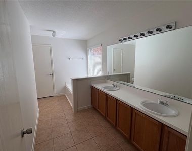 17511 Hoover Gardens Drive - Photo Thumbnail 4