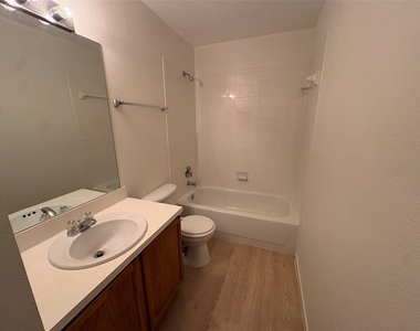 17511 Hoover Gardens Drive - Photo Thumbnail 9