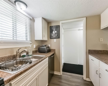 15919 Golf Club Drive - Photo Thumbnail 4