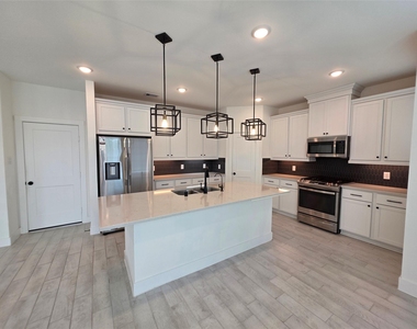 18710 Colorado River Lane - Photo Thumbnail 4