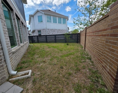 18710 Colorado River Lane - Photo Thumbnail 22