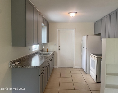 1868 Pineapple Avenue - Photo Thumbnail 2