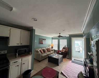 2808 Columbia Street - Photo Thumbnail 7