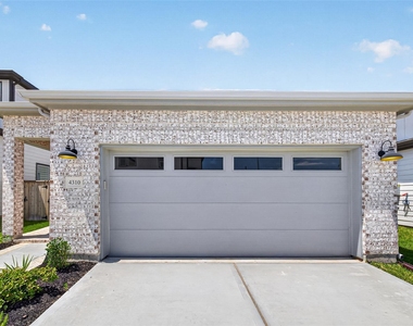 702 Sonfield Drive - Photo Thumbnail 3