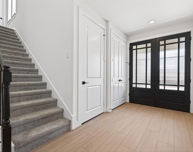 702 Sonfield Drive - Photo Thumbnail 7