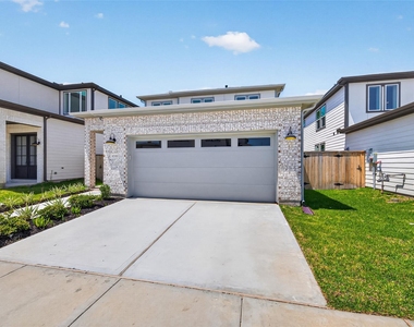702 Sonfield Drive - Photo Thumbnail 4