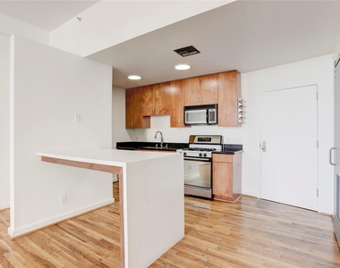 915 Franklin Street - Photo Thumbnail 3