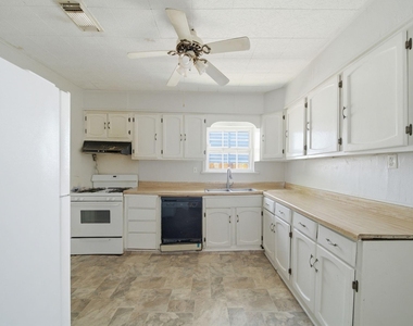 410 Live Oak Street - Photo Thumbnail 4