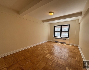 East 56 Street - Photo Thumbnail 3