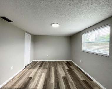 11241 Yewtree Avenue - Photo Thumbnail 10