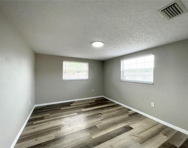 11241 Yewtree Avenue - Photo Thumbnail 20