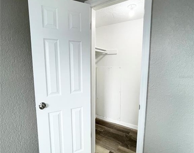 11241 Yewtree Avenue - Photo Thumbnail 23