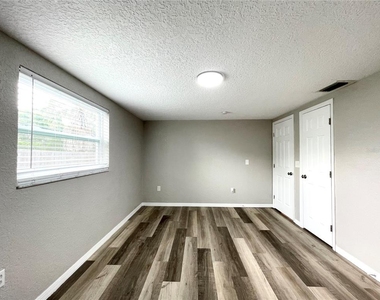11241 Yewtree Avenue - Photo Thumbnail 9