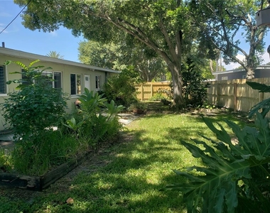 7475 19th Avenue N - Photo Thumbnail 9