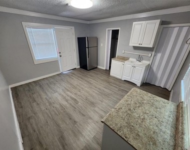 407 S Jupiter Avenue - Photo Thumbnail 2