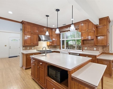 555 18th Avenue Ne - Photo Thumbnail 10