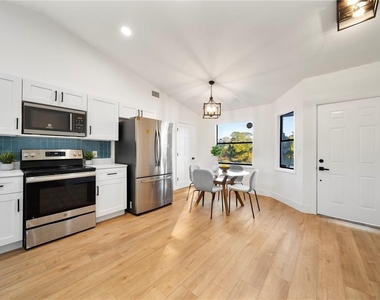 896 Talmadge Avenue Se - Photo Thumbnail 5