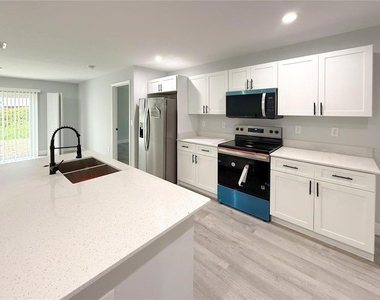 608 Cougar Boulevard - Photo Thumbnail 3