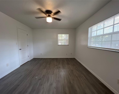 517 S Hyer Ave - Photo Thumbnail 6