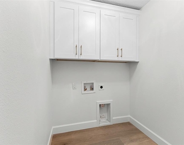 320 Kenora Drive - Photo Thumbnail 21