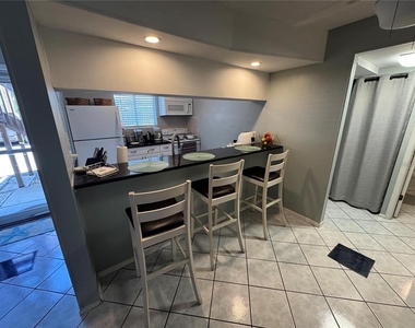 111 Airport Avenue W - Photo Thumbnail 4