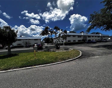 5800 Hollywood Boulevard - Photo Thumbnail 1