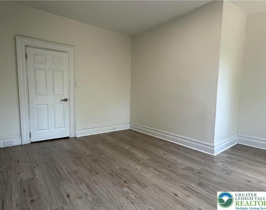423 Front Street - Photo Thumbnail 12