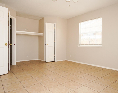 216 S Schutz Drive - Photo Thumbnail 9