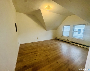 470 Wood Avenue - Photo Thumbnail 10