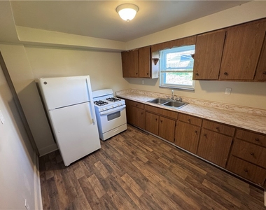 1067 Cleveland Ave - Photo Thumbnail 8